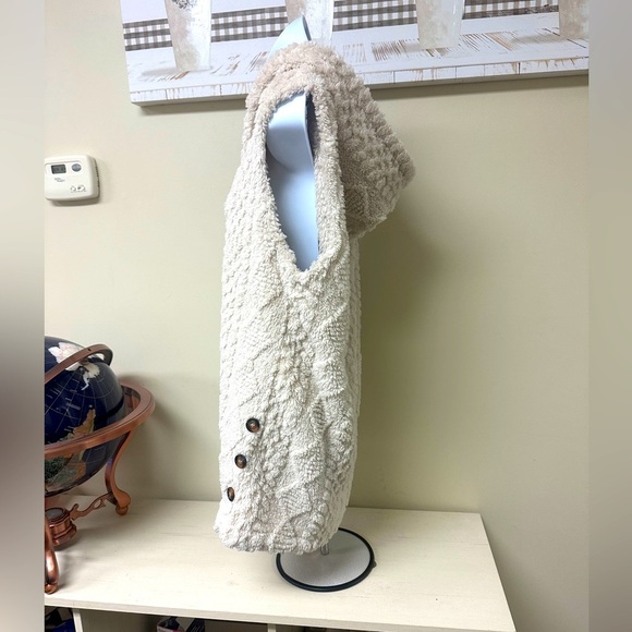 Cozy Hooded Sherpa Vest in Cream with Button Accents - Picture 5 of 5